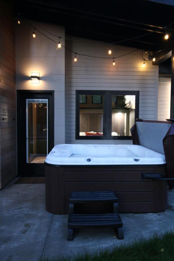 Luxe Lake Cabin Hot Tub Grill Firepit Ev Charger Onalaska Exterior foto