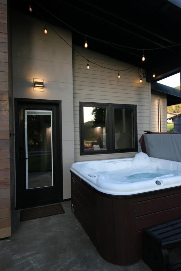 Luxe Lake Cabin Hot Tub Grill Firepit Ev Charger Onalaska Exterior foto